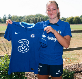 Official : Talented defender extends contract with Chelsea before loan move to WSL rivals 