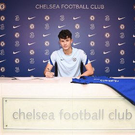 Photo Confirmation : Chelsea Center Forward Signs New Contract 