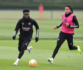 Photo : Azeez rubs shoulders with Saka ahead of Arsenal's UEL clash against Slavia Prague 