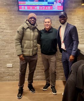 Photo : Nigeria coach Peseiro watches Brentford beat Liverpool, meets recuperating Onyeka 