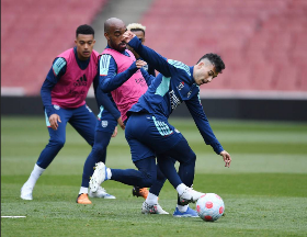 Hale Ender Azeez pictured training at Emirates Stadium final workout pre-Man Utd