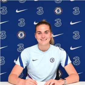 Photo confirmation : Promising goalkeeper inks new deal with WSL champions Chelsea 