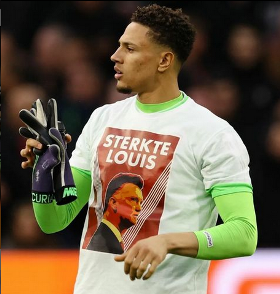 Photo : Super Eagles GK wears t-shirt in honour of ex-Man Utd coach before loss to Ajax 